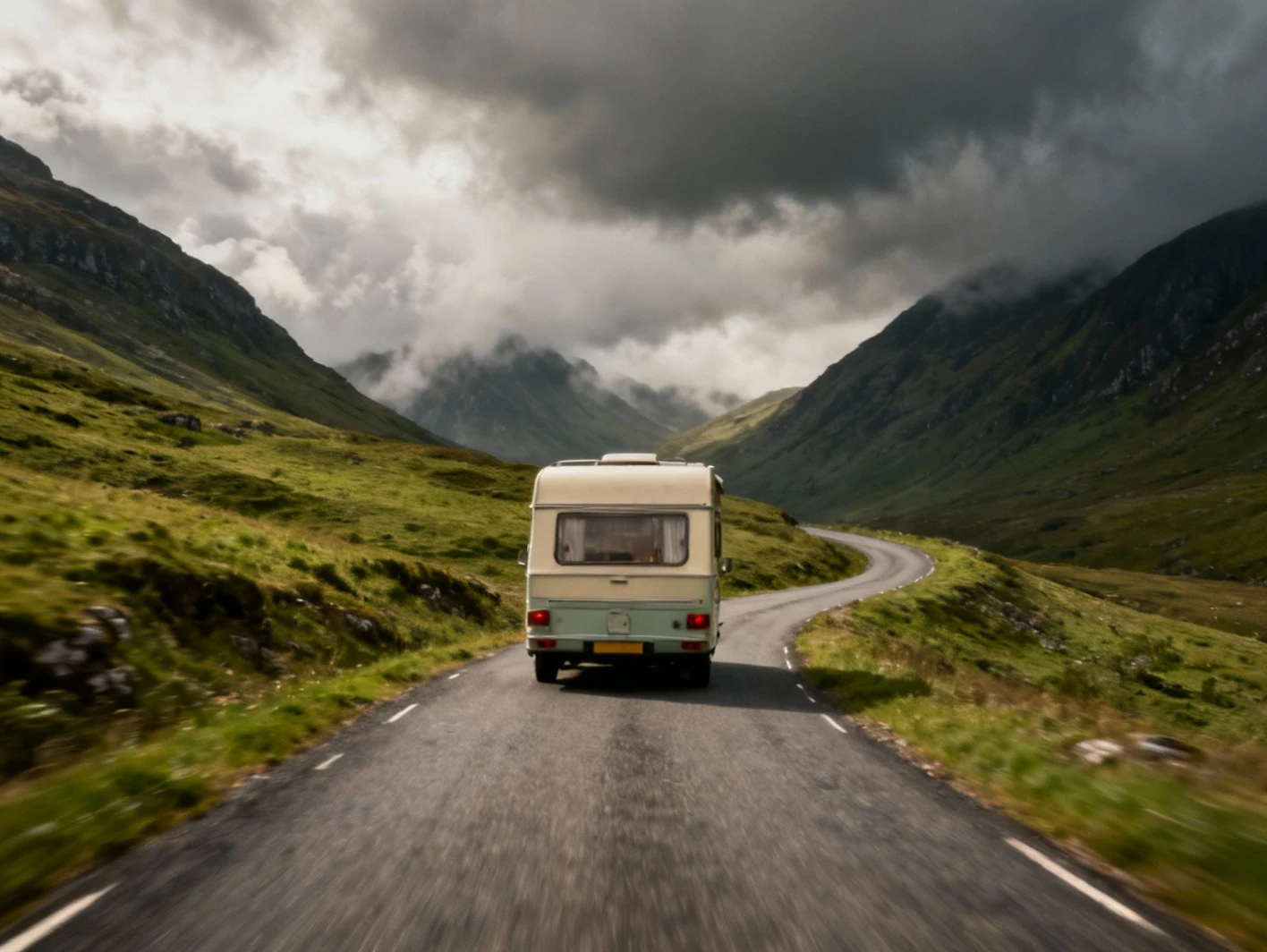 Van sur route de montagne